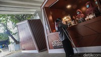 Gerai tersebut berbentuk kedai kopi yang terlihat sangat modern.