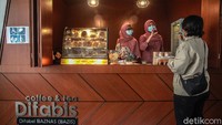 Mereka menjual berbagai jenis minuman kpi dan kue-kue.
