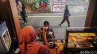 Para pengunjung yang lewat langsung tertarik untuk membeli.