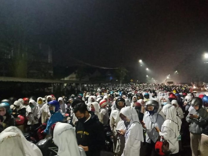 kerumunan warga dan buruh