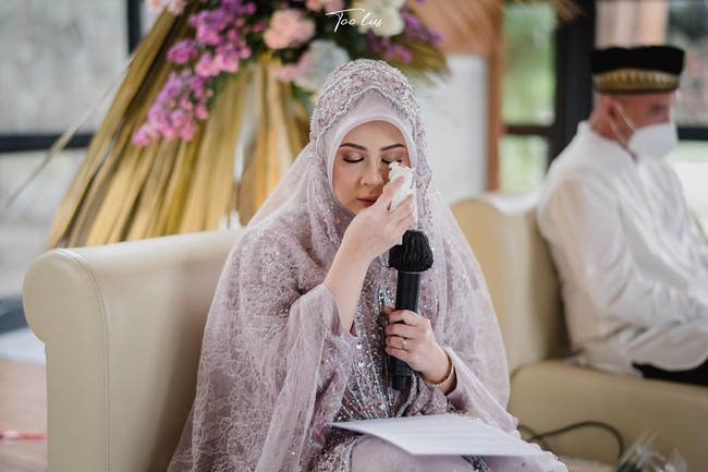 Keponakan dari Mona Ratuliu itu, mengunggah momen haru di acara pengajiannya di akun Instagramnya @kesharatuliu05. Warganet yang berkomentar ada yang mengirimkan doa dan juga memuji penampilan Kesha Ratuliu yang cantik saat acara pengajian. Foto: Instagram @kesharatuliu05