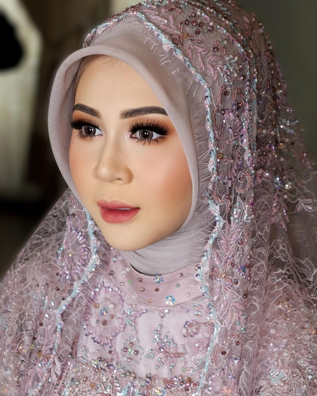 Menurut Ayu Wulan pemilik Zia Brides, Kesha Ratuliu memakai hijab bahan paris Jepang dan memakai inner hijab. Ia mengaku tidak menemui kesulitan saat memakaikan kesha hijab tersebut. Hanya harus pandai menyesuaikan dengan bentuk wajah setiap klien, kata Ayu kepada Wolipop.Foto: Instagram @arsyanaf21