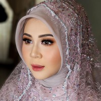 Menurut Ayu Wulan pemilik Zia Brides, Kesha Ratuliu memakai hijab bahan paris Jepang dan memakai inner hijab. Ia mengaku tidak menemui kesulitan saat memakaikan kesha hijab tersebut. Hanya harus pandai menyesuaikan dengan bentuk wajah setiap klien, kata Ayu kepada Wolipop.Foto: Instagram @arsyanaf21