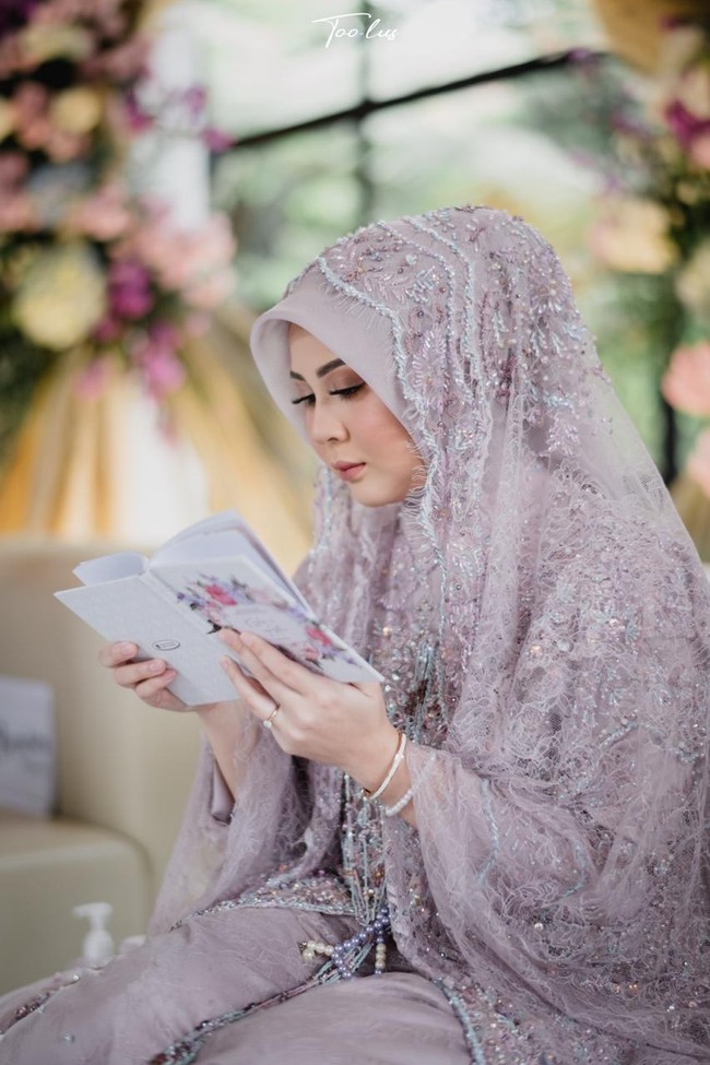 Saat acara pengajian, hijabdo dari Zia Brides yang dipakai Kesha Ratuliu bertema simpel, rapi dan elegan. Hijabnya dililit rapi ke belakang dan memperlihatkan detail tuniknya yang cantik. Foto: Instagram @ziabrides