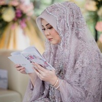 Saat acara pengajian, hijabdo dari Zia Brides yang dipakai Kesha Ratuliu bertema simpel, rapi dan elegan. Hijabnya dililit rapi ke belakang dan memperlihatkan detail tuniknya yang cantik. Foto: Instagram @ziabrides