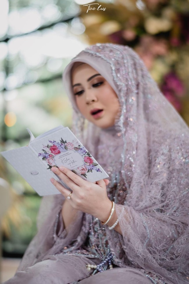 Zia Brides yang sudah berdiri sejak 2015 itu, menyebutkan ada permintaan khusus dari Kesha Ratuliu saat acara pengajian jelang pernikahannya. Hijabdo permintaan Kesha, tanpa jarum pentul. Hanya peniti di dagu dan belakang (tengkuk) saja, ungkap Ayu Wulan. Foto: Instagram @ziabrides
