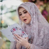 Zia Brides yang sudah berdiri sejak 2015 itu, menyebutkan ada permintaan khusus dari Kesha Ratuliu saat acara pengajian jelang pernikahannya. Hijabdo permintaan Kesha, tanpa jarum pentul. Hanya peniti di dagu dan belakang (tengkuk) saja, ungkap Ayu Wulan. Foto: Instagram @ziabrides