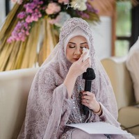 Keponakan dari Mona Ratuliu itu, mengunggah momen haru di acara pengajiannya di akun Instagramnya @kesharatuliu05. Warganet yang berkomentar ada yang mengirimkan doa dan juga memuji penampilan Kesha Ratuliu yang cantik saat acara pengajian. Foto: Instagram @kesharatuliu05