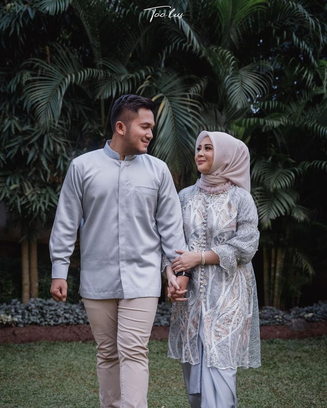 Nuansa romantis di acara lamaran Kesha Ratuliu dan Adhi Permana dipermanis dengan kebaya panjang warna dusty pink dari Kilau Arti. Ia memadukan kebaya dengan kain lilit. Foto: Instagram @kesharatuliu05