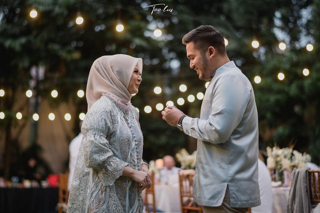 Dalam acara pengajian, Kesha Ratuliu hanya mengundang keluarga terdekat. Usai acara pengajian, bintang sinetron Cinta Pertama itu pun mengadakan intimate dinner outdoor ala di Jimbaran Bali. Kemarin setelah pengajian, kita sekeluarga bikin intimate dinner ala ala makan di jimbaran bali, karna kita sekeluarga dulu beberapa kali kalo liburan selalu ke bali dan selalu ke jimbaran. Alhamdulillah bisa terwujud meskipun agak halu sedikit ya, tulis Kesha. Foto: Instagram @kesharatuliu05