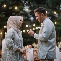 Dalam acara pengajian, Kesha Ratuliu hanya mengundang keluarga terdekat. Usai acara pengajian, bintang sinetron Cinta Pertama itu pun mengadakan intimate dinner outdoor ala di Jimbaran Bali. Kemarin setelah pengajian, kita sekeluarga bikin intimate dinner ala ala makan di jimbaran bali, karna kita sekeluarga dulu beberapa kali kalo liburan selalu ke bali dan selalu ke jimbaran. Alhamdulillah bisa terwujud meskipun agak halu sedikit ya, tulis Kesha. Foto: Instagram @kesharatuliu05