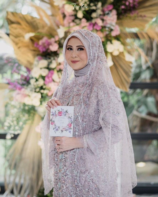 Dalam acara pengajian, Kesha Ratuliu memakai tunik bertabur payet bernuansa lilac dan veil wedding cantik rancangan Kilauarti Official. Riasan flawless makeup Kesha dari makeup artist Arsya Nafisa.  Foto: Instagram @kesharatuliu05