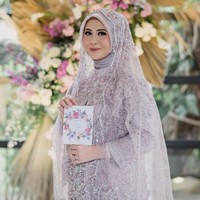 Dalam acara pengajian, Kesha Ratuliu memakai tunik bertabur payet bernuansa lilac dan veil wedding cantik rancangan Kilauarti Official. Riasan flawless makeup Kesha dari makeup artist Arsya Nafisa.  Foto: Instagram @kesharatuliu05