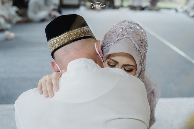 Ketika momen sungkeman tiba, Kesha Ratuliu tak kuasa membendung airmatanya, saat memohon doa restu kepada kedua orangtuanya. Kedua orangtuanya pun merelakan anak kesayangannya dipinang oleh pria pilihannya. Kesha dan Adhi rencananya akan menggelar pernikahan pada 7 Februari 2021. Foto: Instagram @kesharatuliu05