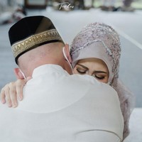 Ketika momen sungkeman tiba, Kesha Ratuliu tak kuasa membendung airmatanya, saat memohon doa restu kepada kedua orangtuanya. Kedua orangtuanya pun merelakan anak kesayangannya dipinang oleh pria pilihannya. Kesha dan Adhi rencananya akan menggelar pernikahan pada 7 Februari 2021. Foto: Instagram @kesharatuliu05