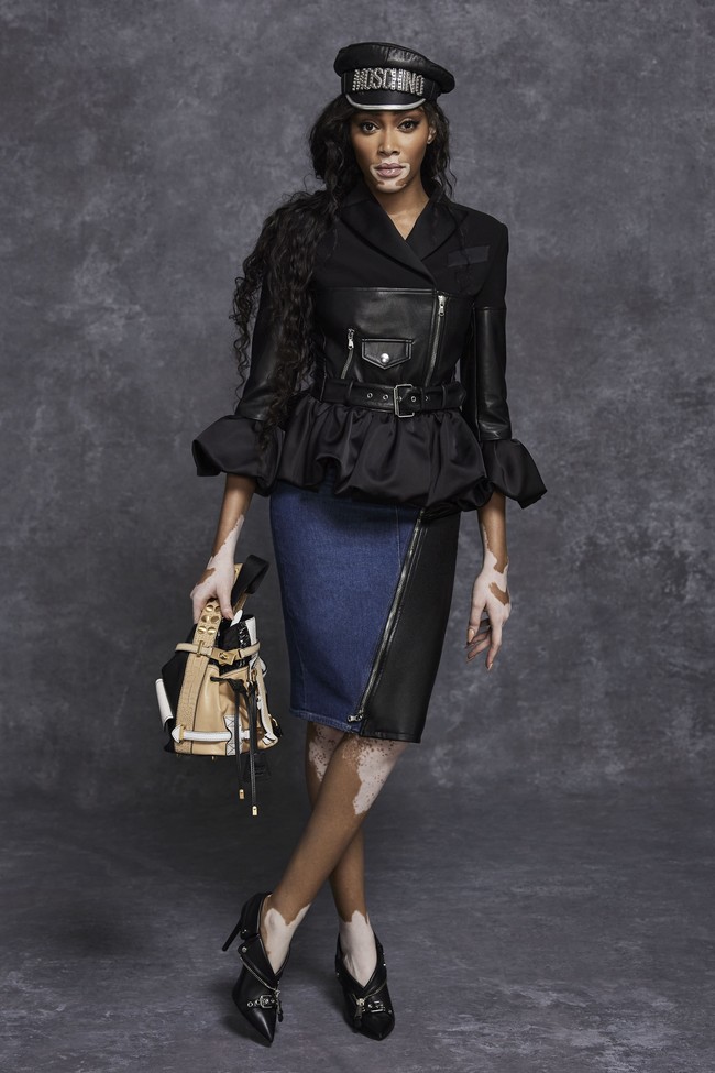 Model vitiligo Winnie Harlow menampilkan koleksi terbaru Moschino Pre Fall 2021. Foto: dok. Moschino.