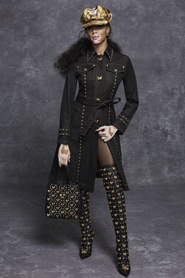 Model vitiligo Winnie Harlow menampilkan koleksi terbaru Moschino Pre Fall 2021.  Foto: dok. Moschino.