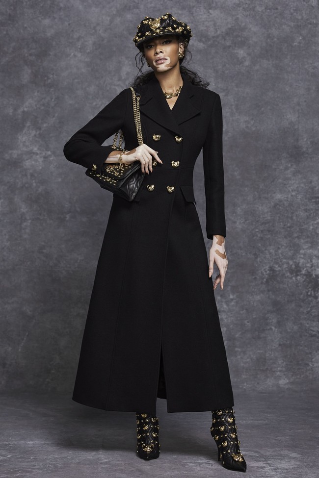 Model vitiligo Winnie Harlow menampilkan koleksi terbaru Moschino Pre Fall 2021. Foto: dok. Moschino.