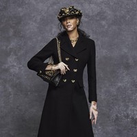 Model vitiligo Winnie Harlow menampilkan koleksi terbaru Moschino Pre Fall 2021. Foto: dok. Moschino.