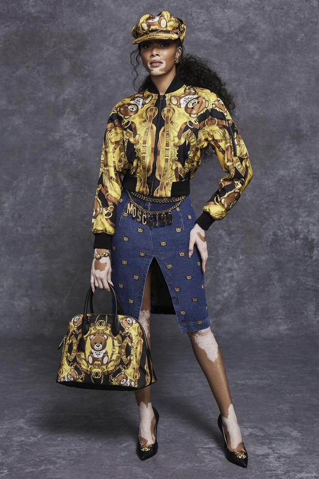 Model vitiligo Winnie Harlow menampilkan koleksi terbaru Moschino Pre Fall 2021. Foto: dok. Moschino.