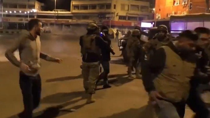 Puluhan pengunjuk rasa bentrok dengan polisi di Lebanon. Massa protes ke pemerintah soal lockdown yang diberlakukan 24 jam untuk mengendalikan virus Corona (Covid-19).