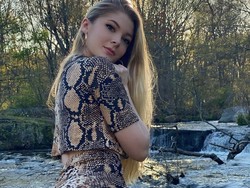 Foto: Penampilan Model yang Ngaku Religius Tapi Jual Konten Sensual