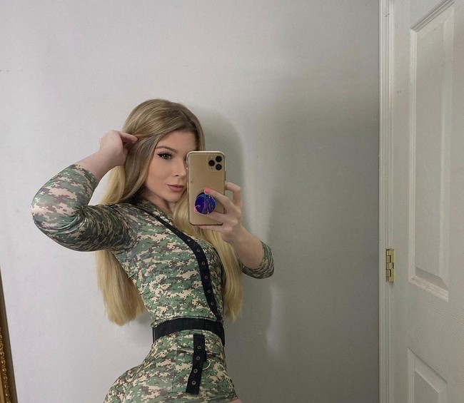 Sejak kecil dia belajar di sekolah katolik. Lindsay mengaku bahwa sebelum tidur dia selalu berdoa. Setiap minggu pun tidak pernah absen ke gereja.  Foto: dok. Instagram