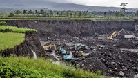 Sebagian lahan pertanian di kawasan tersebut telah beralih fungsi menjadi kawasan tambang pasir.