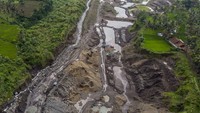 Foto udara lokasi tambang pasir di kaki Gunung Galunggung, Desa Mekarjaya, Kabupaten Tasikmalaya, Jawa Barat, Selasa (26/1/2021).