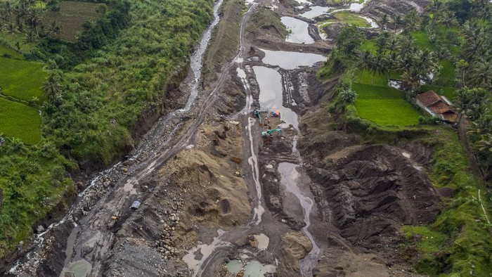 Foto udara lokasi tambang pasir di kaki Gunung Galunggung, Desa Mekarjaya, Kabupaten Tasikmalaya, Jawa Barat, Selasa (26/1/2021). Sebagian lahan pertanian di kawasan tersebut telah beralih fungsi menjadi kawasan tambang pasir sejak tahun 2000. ANTARA FOTO/Adeng Bustomi/wsj.