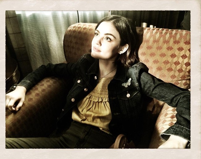 Lucy Hale pernah dikomentari salah satu pengguna Twitter tentang penampilan fisiknya. Kala itu penyanyi dan aktris ini mengunggah foto dirinya mengenakan tank top dan jaket, berpose duduk di sofa. Tidak ada pria normal yang tertarik dengan penampilan anoreksia seperti itu. Makanlah hamburger, tulisnya. Lucy pun merespons bahwa tubuhnya sehat dan hidupnya bahagia. Kamu tidak tahu tentang saya, balasnya. Foto: Twitter/@lucyhale