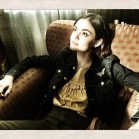 Lucy Hale pernah dikomentari salah satu pengguna Twitter tentang penampilan fisiknya. Kala itu penyanyi dan aktris ini mengunggah foto dirinya mengenakan tank top dan jaket, berpose duduk di sofa. Tidak ada pria normal yang tertarik dengan penampilan anoreksia seperti itu. Makanlah hamburger, tulisnya. Lucy pun merespons bahwa tubuhnya sehat dan hidupnya bahagia. Kamu tidak tahu tentang saya, balasnya. Foto: Twitter/@lucyhale