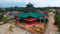 Tak hanya ada di dua kota tersebut, Masjid Cheng Ho juga terdapat di Jambi. Masjid ini diinisiasi oleh Persatuan Islam Tionghoa Indonesia (PITI) Jambi. Dan arsitekturnya memadukan gaya Tionghoa, Melayu, dan Arab. (ANTARA FOTO/Wahdi Septiawan)