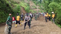 Ratusan warga dibantu aparat TNI, Polri dan relawan kerja bakti menyingkirkan material tanah longsor yang menutup akses jalan di Desa Cluntang, Kecamatan Musuk.