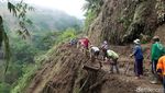 Material Longsor di Desa Cluntang Boyolali Mulai Dibersihkan
