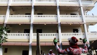 Senam yang dipandu petugas ini digelar pukul 06.30 WIB.