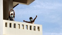 Olahraga dan berjemur adalah salah satu aktivitas yang dilakukan pasien tanpa gejala di Wisma Makara UI. 
