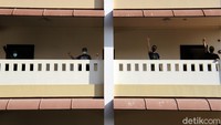 Pasien orang tanpa gelaja berolahraga di Wisma Makara Universitas Indonesia (UI) Depok, Selasa (26/1/2021) pagi.