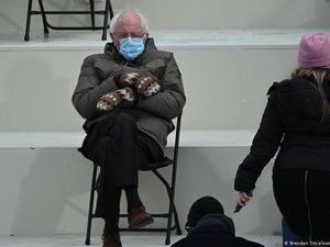 Meme Bernie Sanders yang Viral Hasilkan Jutaan Dolar untuk Amal