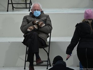 Meme Bernie Sanders yang Viral Hasilkan Jutaan Dolar untuk Amal