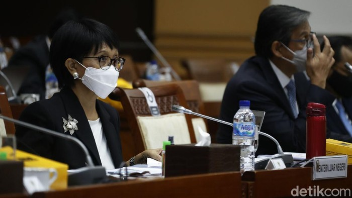 Komisi I DPR RI menggelar rapat bersama Menteri Luar Negeri (Menlu) Retno Marsudi. Dalam rapat, Retno menegaskan Indonesia masih terus menjalin pembicaraan dengan Pfizer dan Moderna terkait vaksin.
