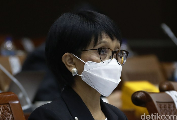 Komisi I DPR RI menggelar rapat bersama Menteri Luar Negeri (Menlu) Retno Marsudi. Dalam rapat, Retno menegaskan Indonesia masih terus menjalin pembicaraan dengan Pfizer dan Moderna terkait vaksin.