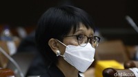 Retno juga menegaskan Indonesia masih terus menjalin pembicaraan dengan Pfizer dan Moderna terkait vaksin.