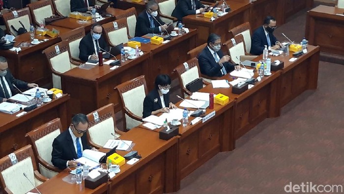 Menlu Retno Marsudi Rapat dengan Komisi I
