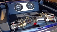 Tak cuma tampilan, Chevrolet Impala ini juga dirombak bagian mesinnya. Mesin V8 5.400 cc sepenuhnya dibangun kembali dengan tajuk Edelbrock. Mesin itu sekarang menerapkan knalpot ganda glasspack. Dan rem depan diubah dari rem tromol menjadi cakram hidrolik. Foto: dok. Goldin Auctions.