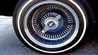 Chevrolet Impala ini dilengkapi dengan velg 13 inci dengan 100 palang jari-jari dari Dayton. Velg itu kemudian dilapisi ban Reliant Super Ride. Foto: dok. Goldin Auctions.