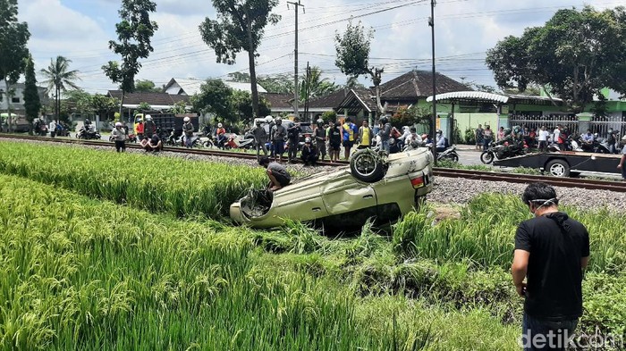 mobil tertabrak kereta api di malang