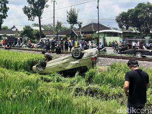 Mobil Tertabrak KA di Perlintasan Tak Berpalang Pintu di Malang, Sopir Tewas