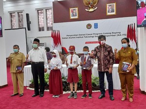 Menko PMK Serahkan Donasi 530 Gadget dari Ikatan Alumni ITS ke Sekolah