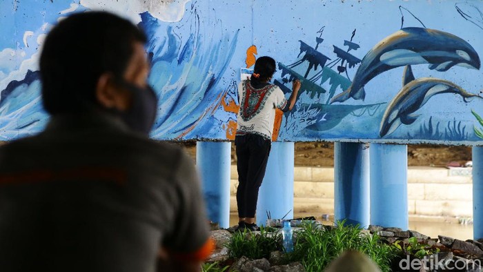 Mural Percantik Kolong Jembatan Talang Sejumlah orang yang berasal dari Karang Taruna Pegangsaan dan Mahasiswa Institut Kesenian Jakarta (IKJ) tengah membuat mural di kolong Jembatan Talang, Jakarta, Selasa (26/1/2021). Mural ini dibuat untuk mempercantik kolong jembatan tersebut yang sebelumnya tampak kumuh.